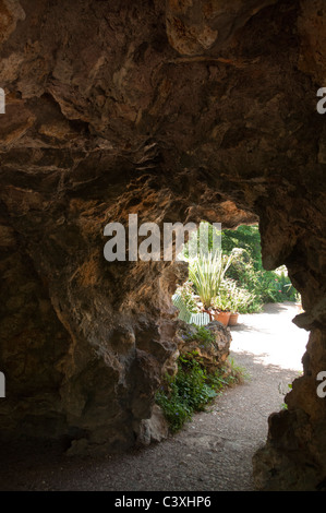 Grotte im Jardins de Bagatelle Bois De Boulogne, in der Nähe von Paris. Stockfoto