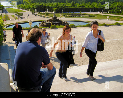 Versailles, Frankreich, Touristen Frauen besuchen Urban Park Szenen, 'Chateau de Versailles' Urban Garden Landschaftsgestalt Stadt Menschen Treppen gehen hinauf Stockfoto