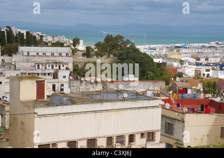 Blick über Häuser in der Ville Nouvelle Neustadt zur Meerenge von Gibraltar Tanger Marokko Afrika Stockfoto