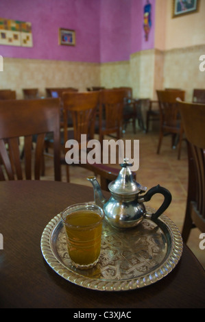 Thé à la Menthe den Pfefferminztee im Cafe Central Café am Petit Socco in Medina Altstadt Tanger Marokko Afrika Stockfoto