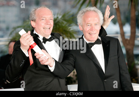 JEAN-PIERRE & LUC DARDENNE Gewinner PHOTOCALL PALAIS DES FESTIVALS CANNES Frankreich 22. Mai 2011 Stockfoto