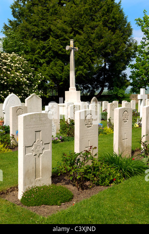 Die Anzac Kriegsgräber und Gedenkstätte auf dem Friedhof der St. Johannes der Evangelist, Sutton Veny Dorf, Wiltshire, Großbritannien Stockfoto