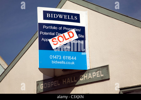 Sign-Gewerbeimmobilien-Markt Bidwells Immobilienmakler auf ehemaligen Evangelium Hall Kapelle Wickham Markt Sufolk England verkauft Stockfoto