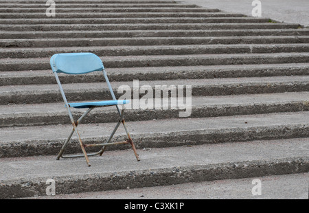 Rosten blaue Sitze bei Ross Bandstand in Princes Street Gardens, Edinburgh, Scotland, UK Stockfoto