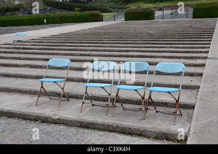 Rosten blaue Sitze bei Ross Bandstand in Princes Street Gardens, Edinburgh, Scotland, UK Stockfoto