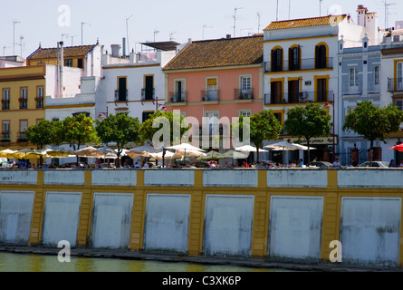 Unterkünfte entlang der Ufer der Fluss Guadalquivir. Sevilla, Spanien Stockfoto