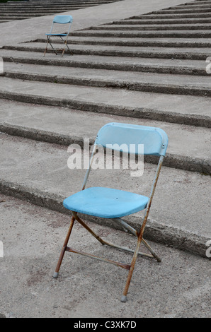 Rosten blaue Sitze bei Ross Bandstand in Princes Street Gardens, Edinburgh, Scotland, UK Stockfoto