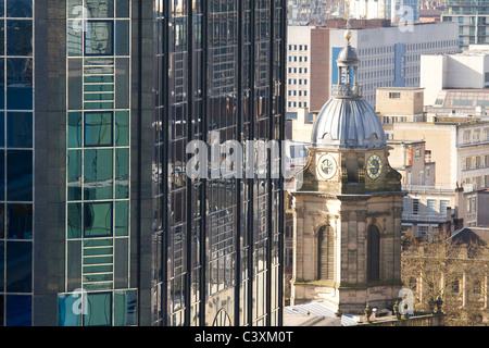 Stadtbild von Birmingham zeigt Colmore Business District und Kathedrale St. Phillips. Stockfoto
