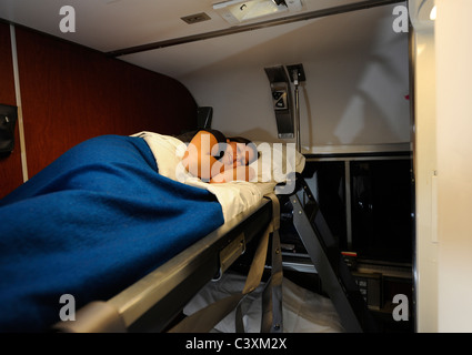 2010. 10 Jahre alten Mädchen schläft auf der Amtrak-Schlafwagen für die Fahrt auf dem Capitol Limited von Chicago nach Washington, DC. Stockfoto