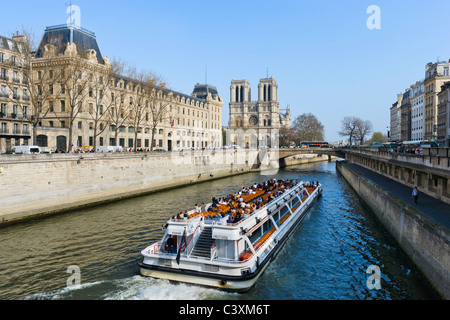 Kreuzfahrt auf der Seine von der Pont Saint-Michel mit der Kathedrale Notre Dame hinter, Paris, Frankreich Stockfoto