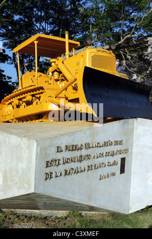 Gelbe Raupe Planierraupe von Che Guevara verwendet, um einen gepanzerten Zug in Schlacht von Santa Clara in der kubanischen Revolution zu entgleisen. Stockfoto