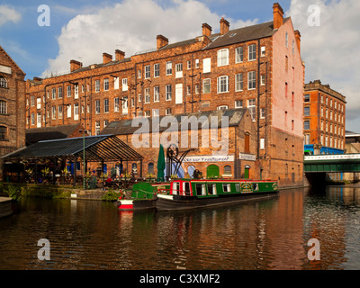 Grün barge in Nottingham City Center Kanal England UK Stockfoto