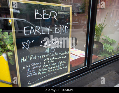 Das Early-Bird-Special ist vor einem BBQ Restaurant in New York auf Sonntag, 22. Mai 2011 angekündigt. (© Richard B. Levine) Stockfoto