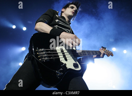 Bassist Mikey Way spielt mit My Chemical Romance in der Cardiff International Arena in Wales. Stockfoto