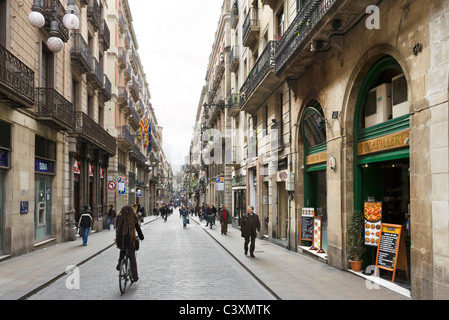 Geschäfte auf der Carrer de Ferran direkt an der La Rambla (Las Ramblas) in der Stadt Zentrum, Barcelona, Katalonien, Spanien Stockfoto