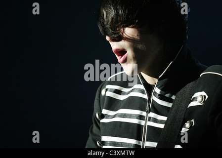 Frank Iero spielt mit My Chemical Romance in der Cardiff International Arena in Wales. Stockfoto