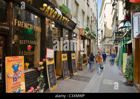 Restaurants und Geschäfte auf der Rue Xavier Privas im Bereich St. Severin des Quartier Latin, Paris, Frankreich Stockfoto