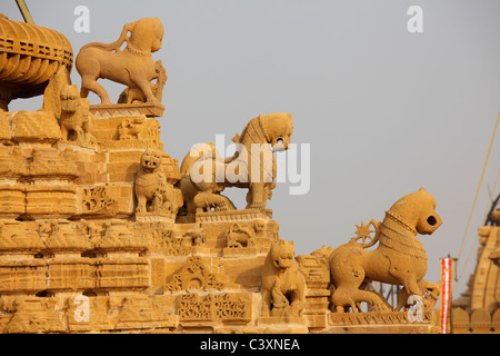 Skulpturen auf dem Dach der Jain-Tempel, Jaisalmer, Rajasthan, Indien Stockfoto