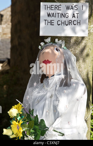 "Da war ich in der Kirche ' Jilted Braut wartet auf die Wray jährliche Vogelscheuche und Dorffest, Lancaster, Lancashire, Großbritannien Stockfoto