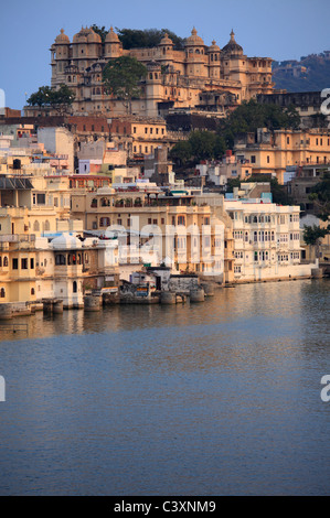 Stadtbild von Udaipur mit dem Stadtschloss, Udaipur, Indien Stockfoto