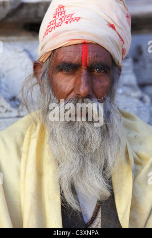 Porträt von einem weißen bärtigen Sikh Mann in traditioneller Kleidung, Indien Stockfoto