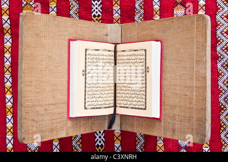 Arabischer Koran in Blödsinn Stil zu öffnen, auf einem hölzernen Koran-Sitz Stockfoto