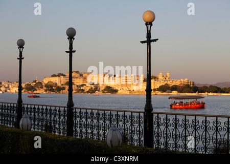 Udaipur und den Pichola-See gesehen von Jag Mandir, Udaipur, Indien Stockfoto