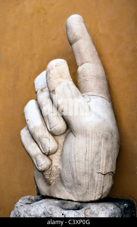 Hand von Kaiser Constantine I das große Fragment aus der Kolossalstatue im Kapitolinischen Museum Rom Italien ausgestellt Stockfoto