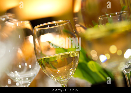 Weingläser auf dem Tisch in ein feines Restaurant. Stockfoto