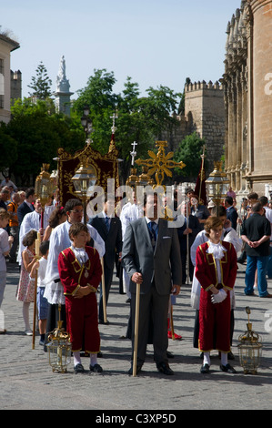 Eine religiöse Prozession, die ausgehend von der Kathedrale in Sevilla, Spanien Stockfoto