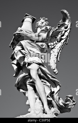 Engel mit der Spalte-Skulptur eines Engels, entworfen von Lorenzo Bernini, Sant' Angel-Brücke (Ponte San Angelo - Aelian Brücke) Stockfoto