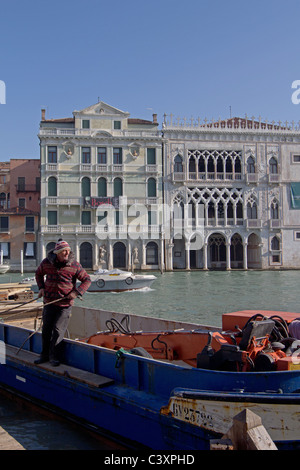 Lieferung Hausboot am Canal Grande Stockfoto