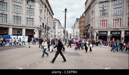 Oxford Circus. Der Blick auf der Oxford Street an der Kreuzung mit der Regents Street. Stockfoto