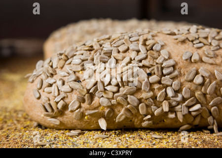 Frisch gebackenes Brot zum Verkauf in einer kommerziellen Bäckerei Stockfoto