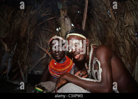 El Molo Krieger bemalt und verziert, mit seiner Frau, für eine Stammes-Zeremonie in seiner Ehre für eine erfolgreiche Nilpferd-Jagd. Stockfoto