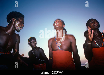 El Molo Krieger und Stammes-Leute tanzen während der Zeremonie Nilpferd. Turkana-See - Kenia. Stockfoto