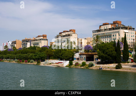 Unterkünfte entlang der Ufer der Fluss Guadalquivir. Sevilla, Spanien Stockfoto