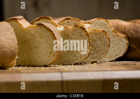 Frisch gebackenes Brot zum Verkauf in einer kommerziellen Bäckerei Stockfoto