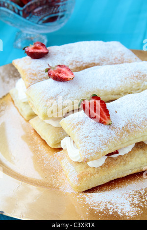 Dessert Kuchen aus Blätterteig, Schlagsahne und Erdbeeren Stockfoto