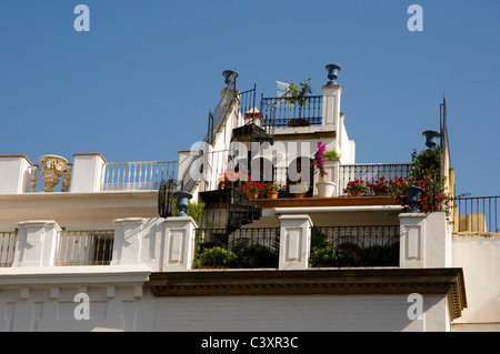 Hell eingerichtete Balkone in Sevilla. Stockfoto