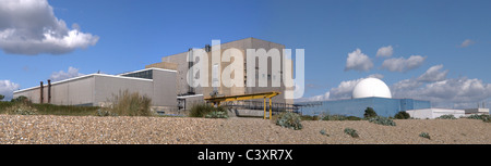 Panoramablick von Sizewell A und B Kernkraftwerken von Sizewell Strand. Stockfoto