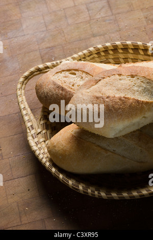 Frisch gebackenes Brot zum Verkauf in einer kommerziellen Bäckerei Stockfoto