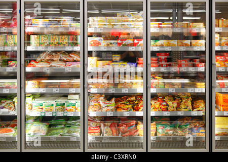 Tiefkühltruhe in einem Supermarkt Stockfoto