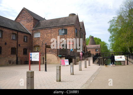 Shropshire England UK Besucher Coalport China Museum untergebracht Ironbridge Gorge Museum in der ehemaligen Fabrikhalle Stockfoto