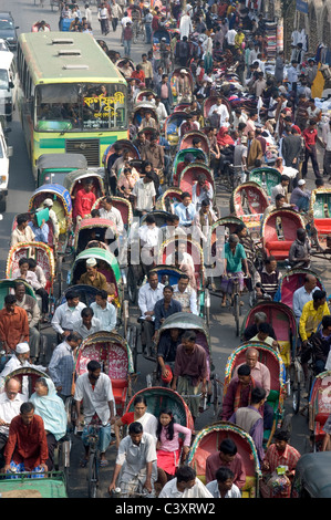 Ein Blick auf Fahrradrikschas auf der Straße von oben. Stockfoto