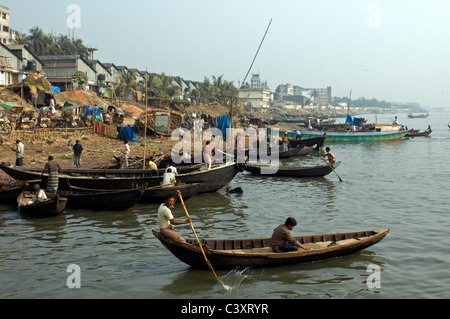 Boote auf dem Fluss Buriganga in alten Dhaka. Stockfoto