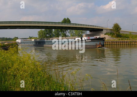 Französische Tanker Schiff unter der Brücke auf der D211 zwischen St.Omer und Arques über den Canal de Neuflosse in Pas-de-Calais Region de Stockfoto