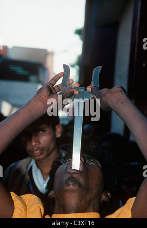 Straßenkünstler schluckt ein Schwert. Neu-Delhi, Indien Stockfoto