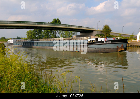 Französische Tanker Schiff unter der Brücke auf der D211 zwischen St.Omer und Arques über den Canal de Neuflosse in Pas-de-Calais Region de Stockfoto