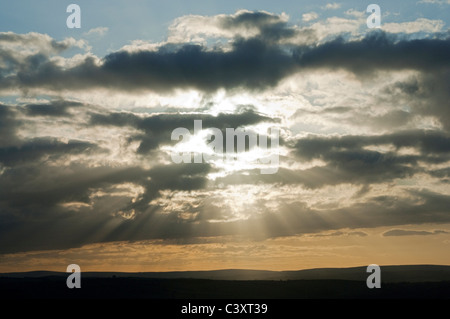 Sonne bricht durch die Wolken, Peak District, Derbyshire, England, März Stockfoto